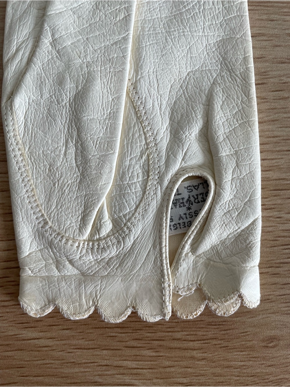 Vintage leather gloves silk lined 60s Sanger Harris cream bridal scalloped - Picture 4 of 7